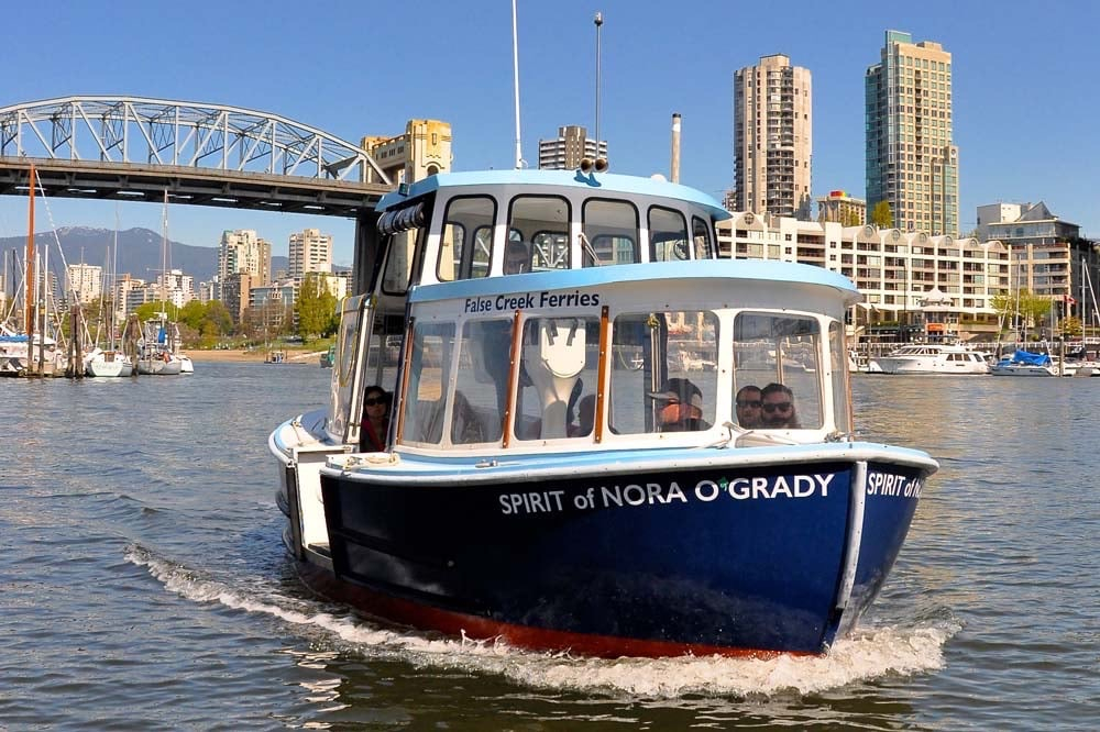 Se puede abordar un ferry de False Creek a diez minutos a pie del condominio. Puente Barrard al fond ...