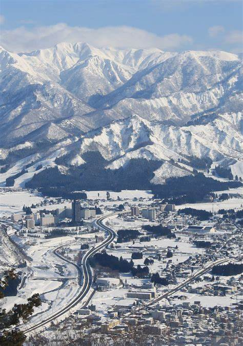 Yuzawa mit Blick auf den Berg Tanigawa