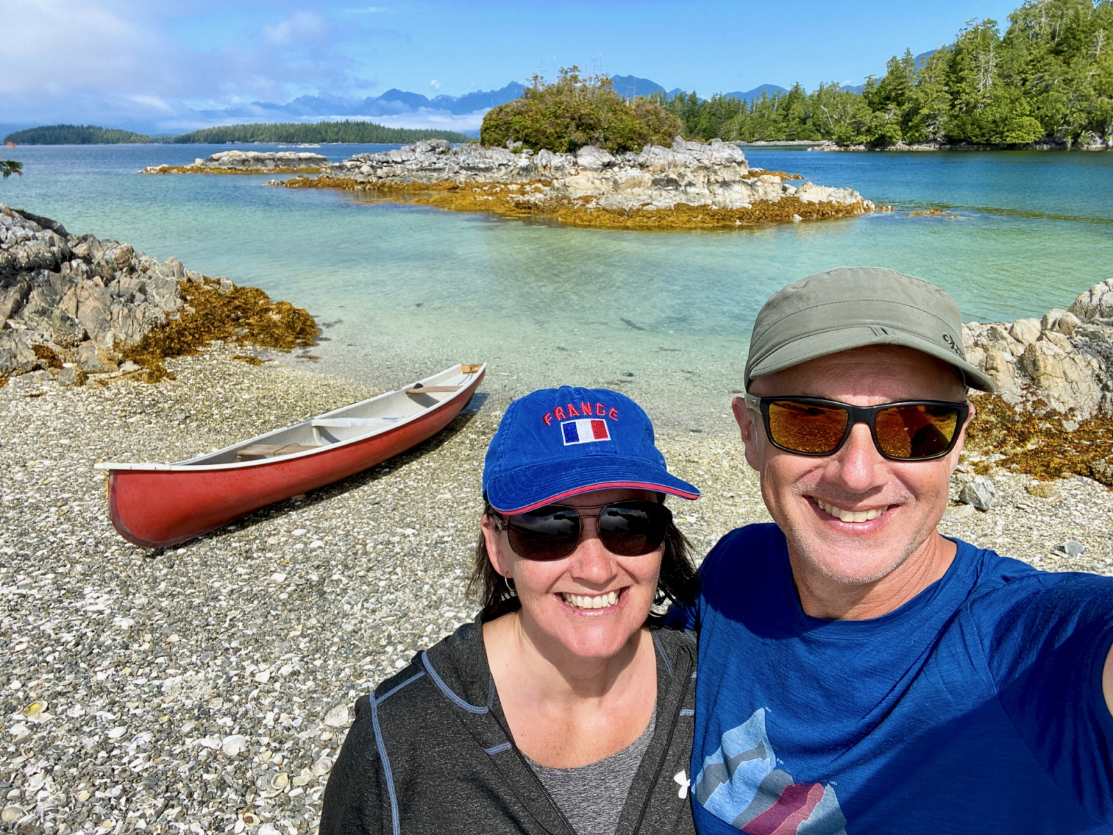 In un viaggio in campeggio in canoa nelle isole del gruppo rotto del Pacific Rim National Park.