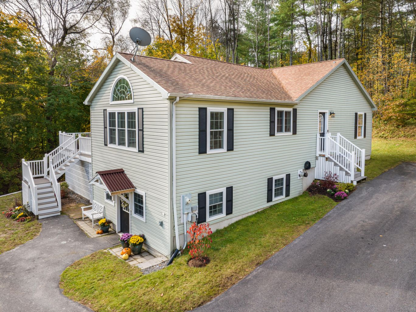 First floor 2 BR/ 1 BA garden apartment
Family lives on the second floor