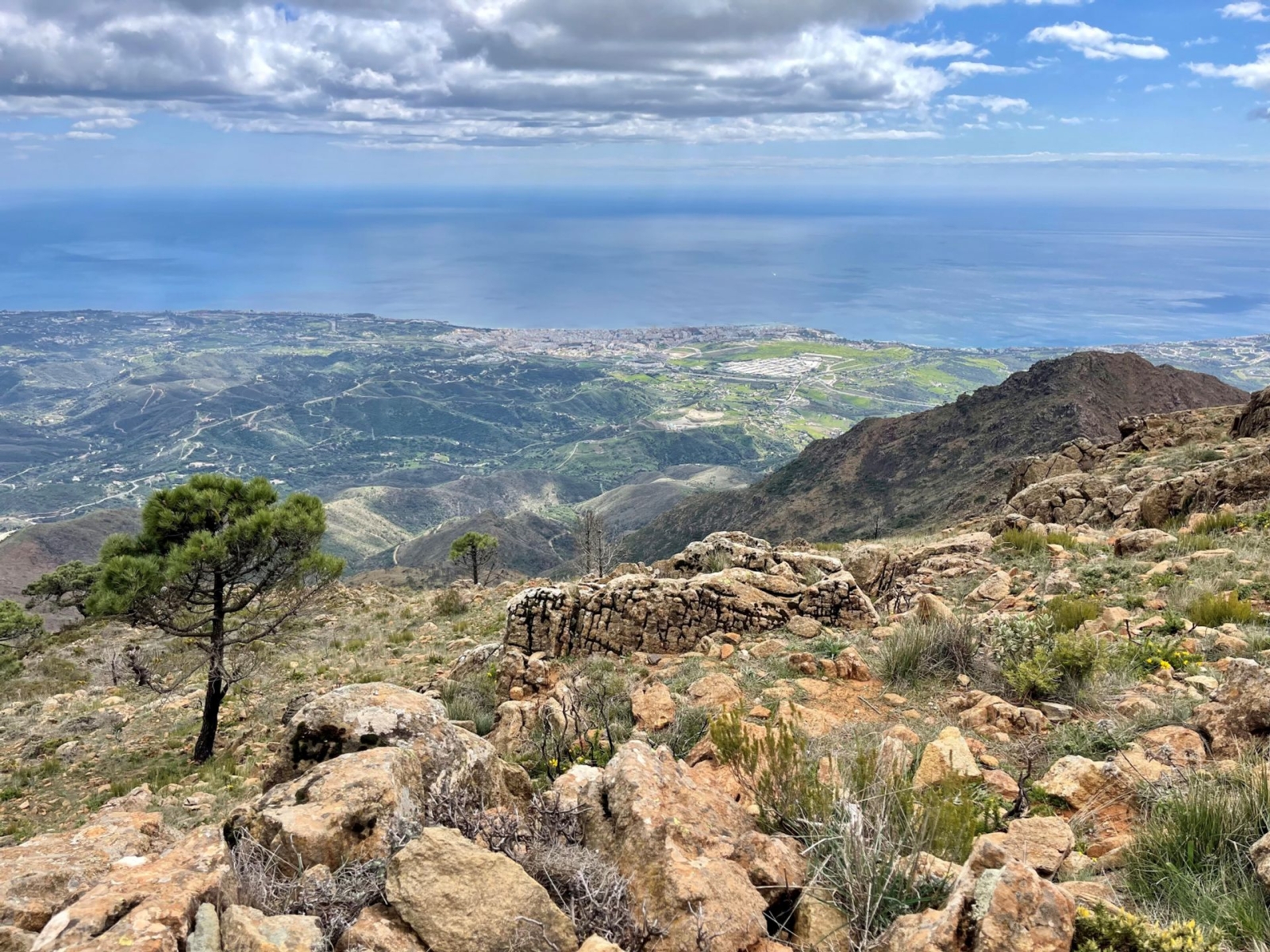 Aproveite as vistas das encostas e da costa da nossa casa na Costa del Sol!