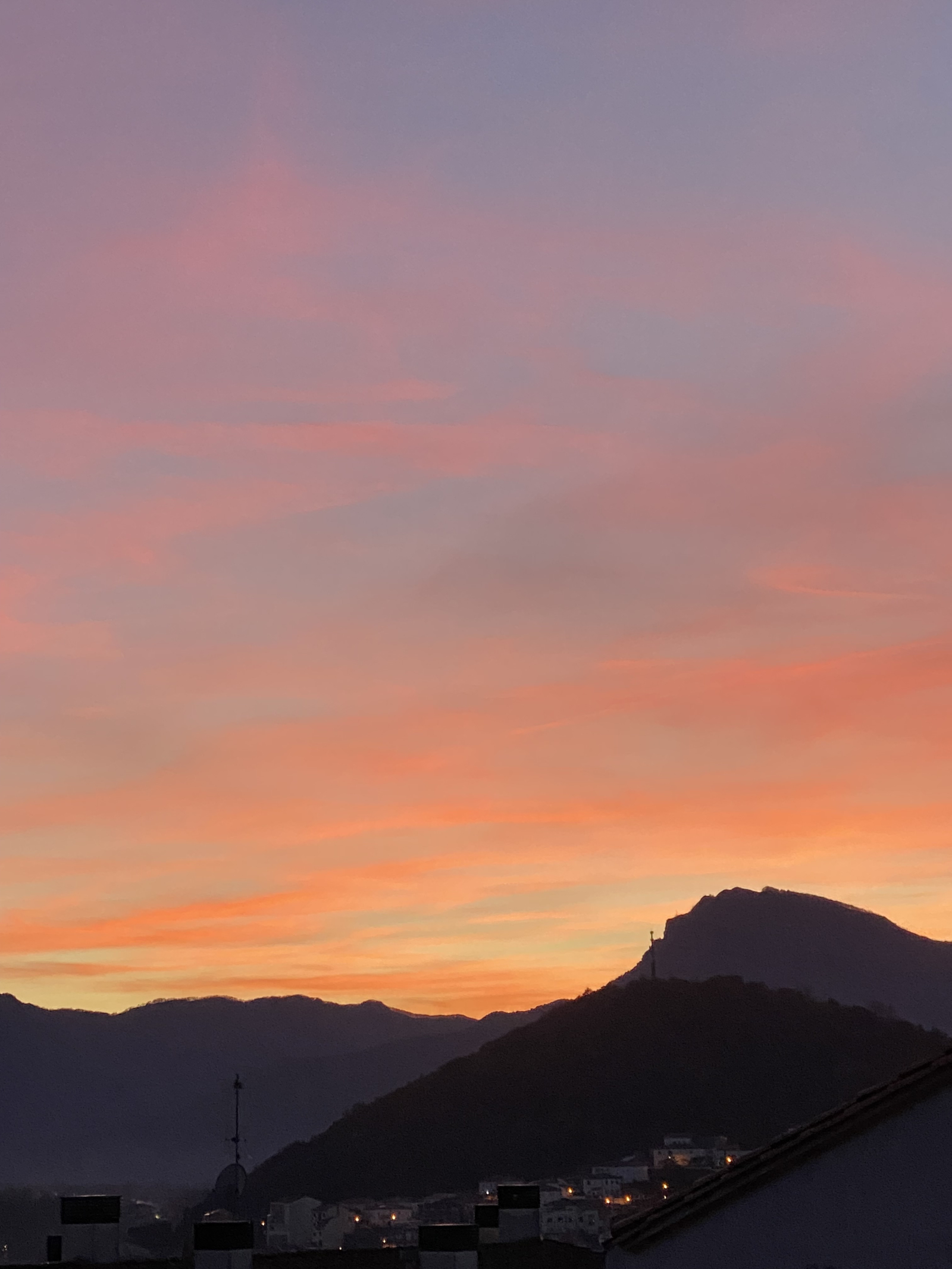 Cataluña, a medio camino del volcán, con una vista preciosa de Olot y sus colinas circundantes.