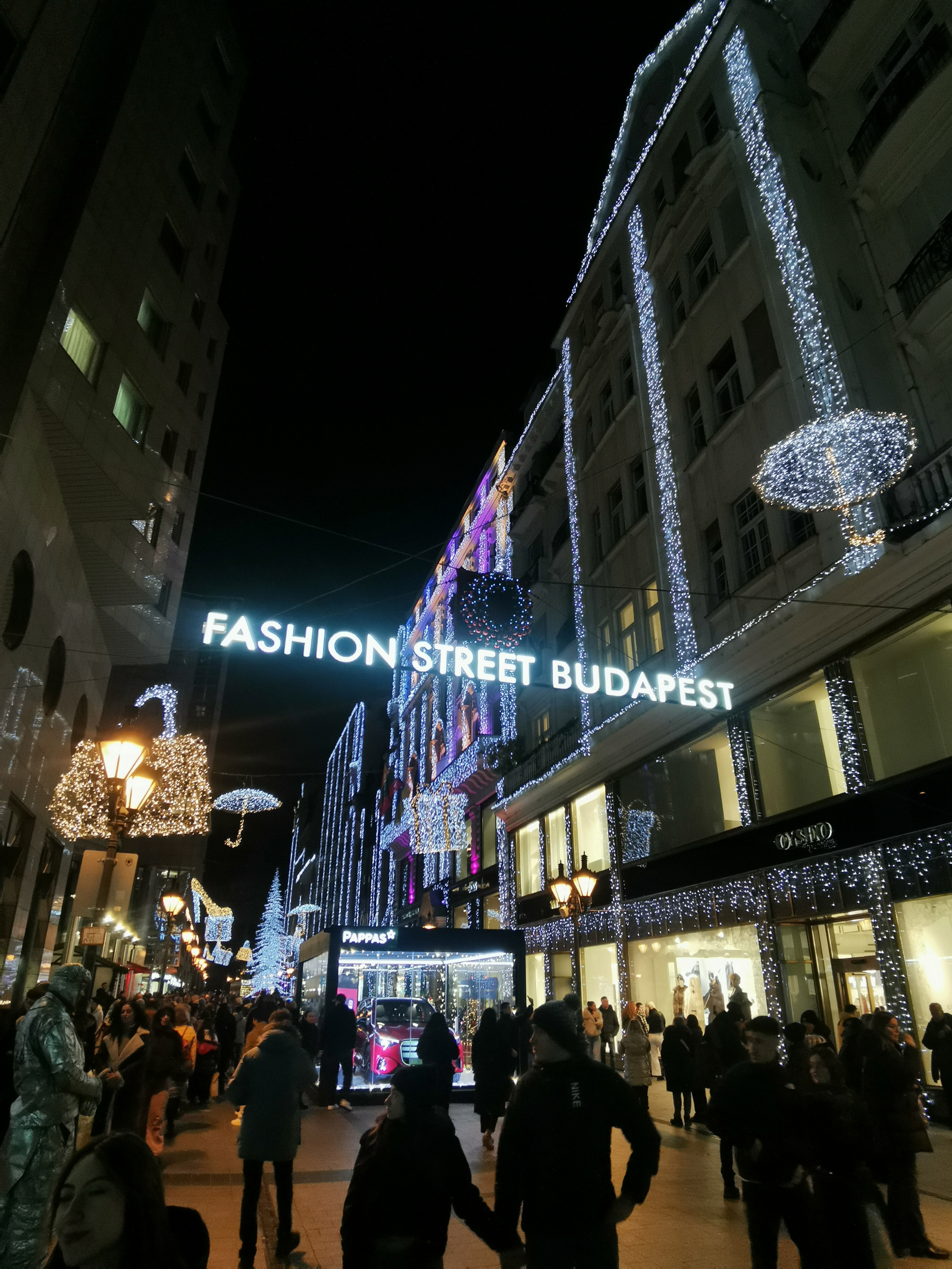 Ambiance de Noël dans le centre-ville de Budapest.