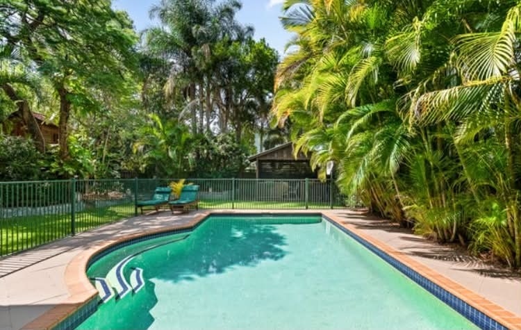 Queenslander rempli de caractère avec de l’espace, une piscine et des équipements