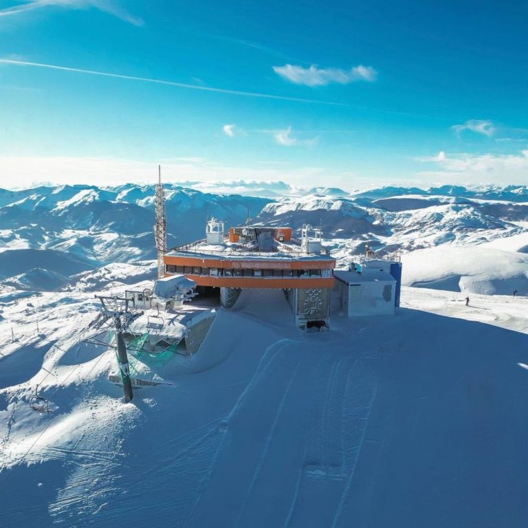 Observatorium Bjelasnica op de top van Bjelasnica, waar je zowel in de zomer als in de winter met ee ...