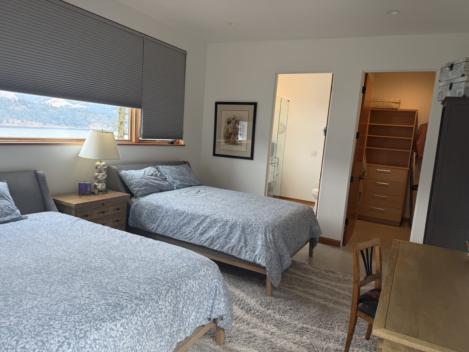 Dormitorio en la planta superior con dos camas matrimoniales y baño privado.