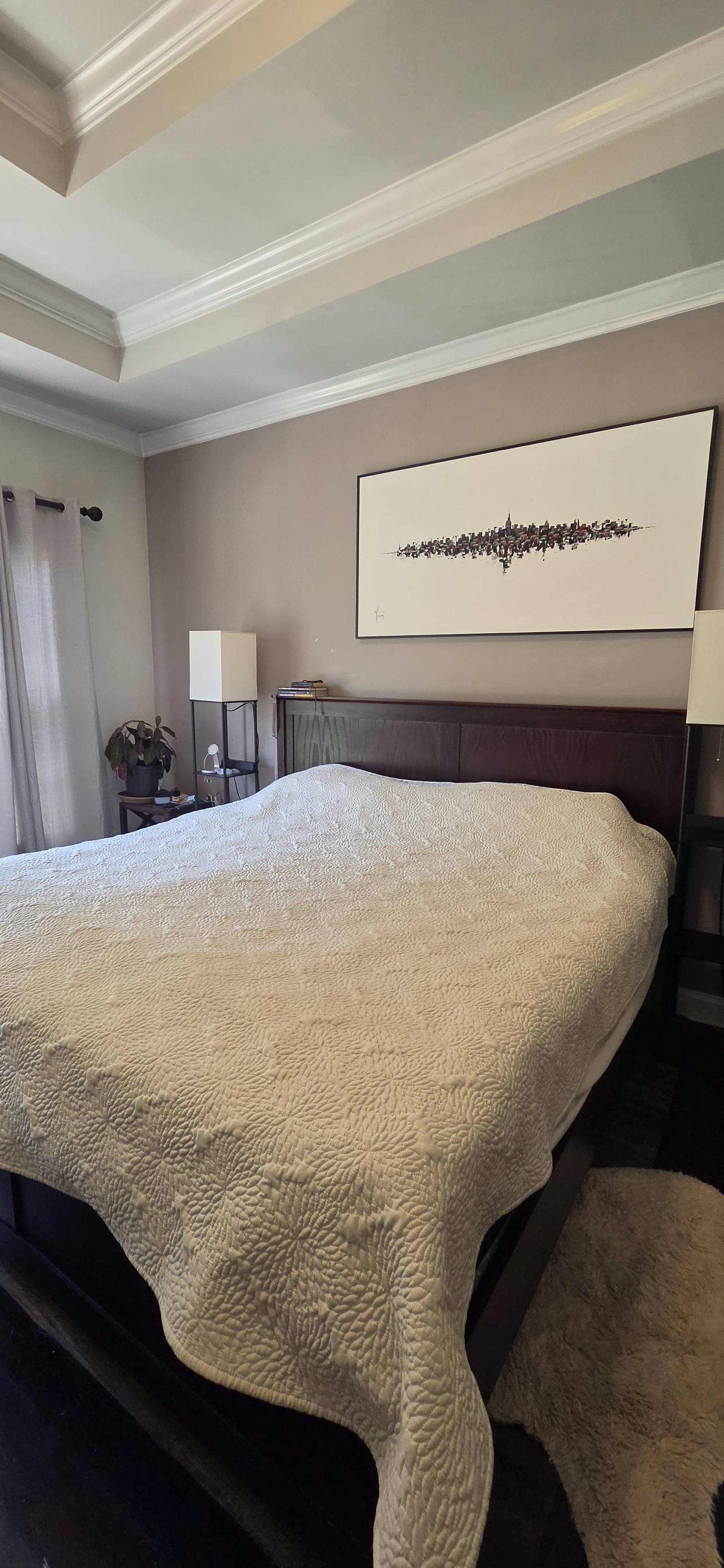 Master Bedroom - Kingsize matras, met groot bad, douche en inloopkast met eigen badkamer.