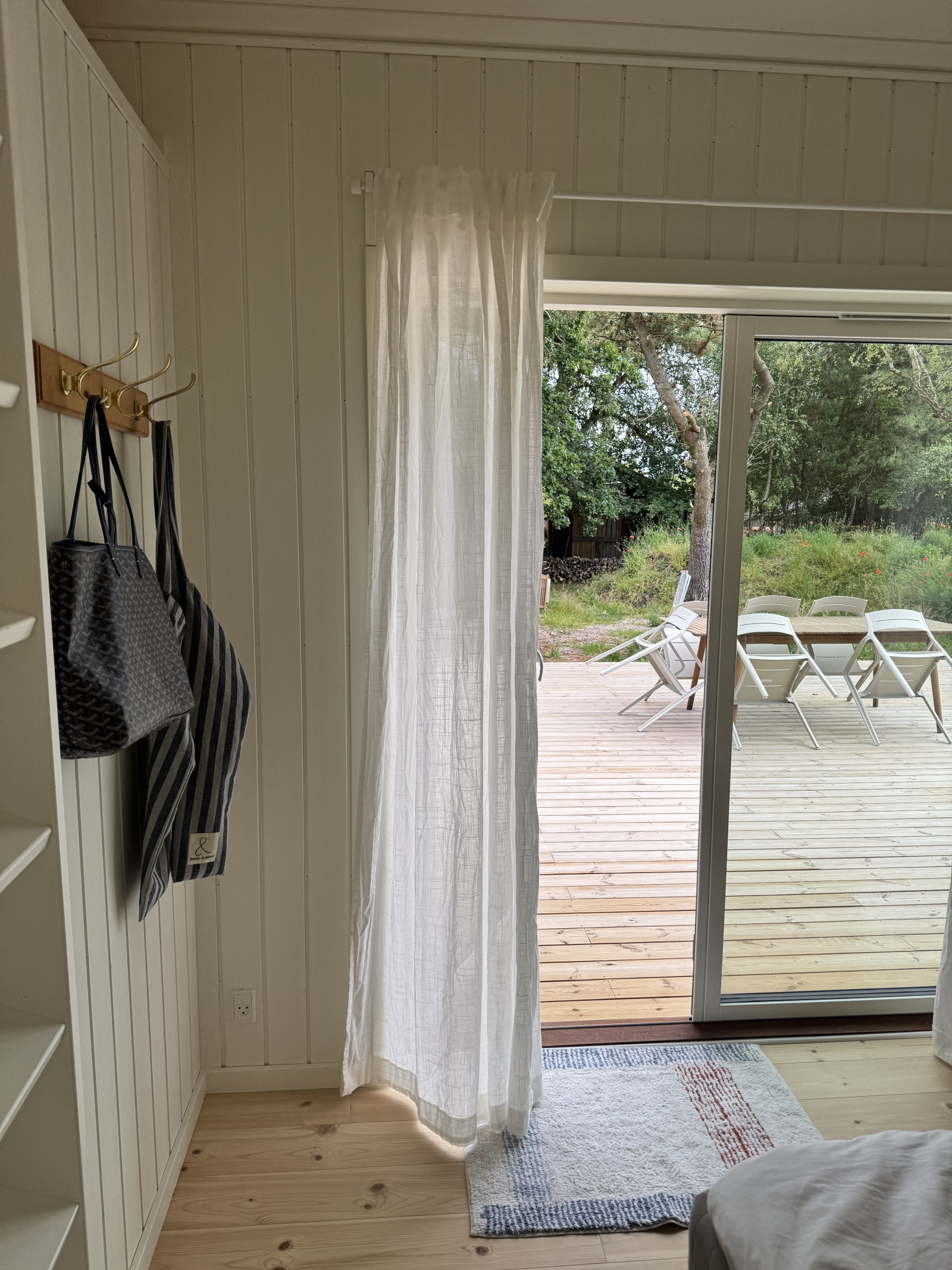 Vista al jardín desde el dormitorio 03