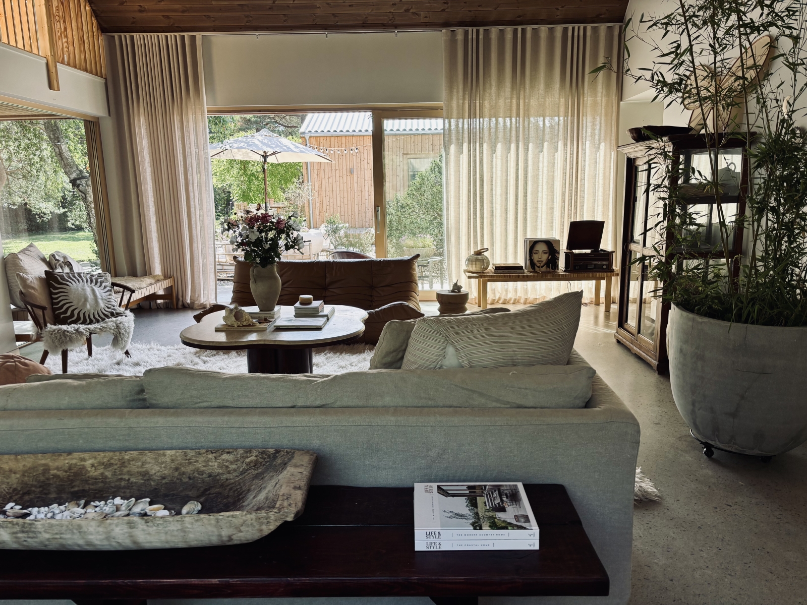 Social beach house by the most beautiful beach in Sweden. Close to nature, several white beaches, tranquility of Österlen and close to buzzing Copenhagen.