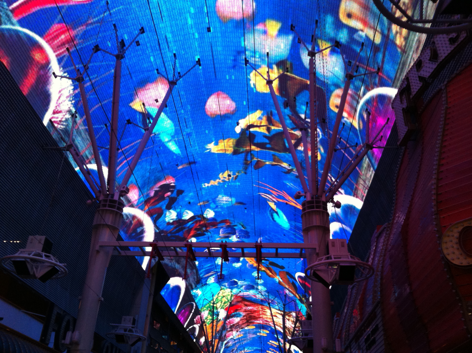 The Fremont Experience - Queste luci LED si estendono per cinque isolati sopra Fremont Street, pulsa ...