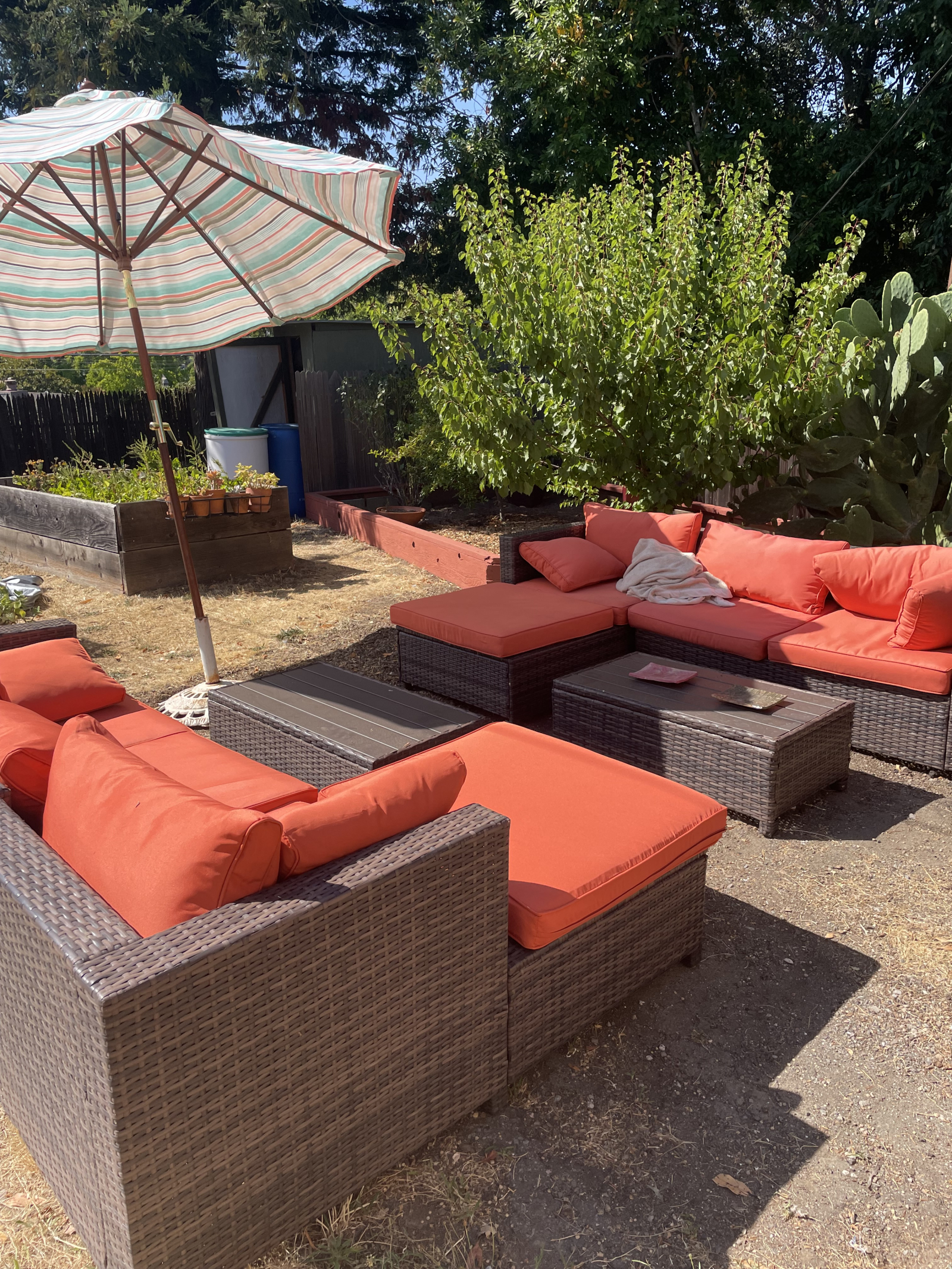 Zona de estar en el jardín trasero.