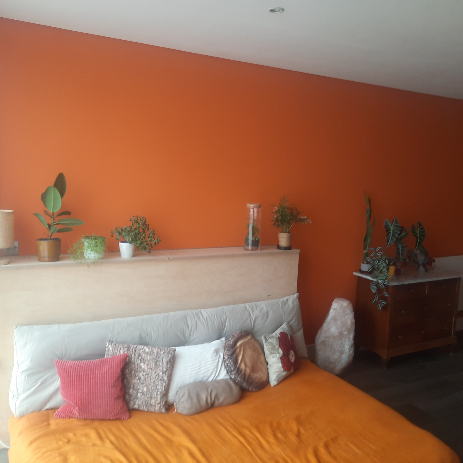 Futon pode ser usado como sofá ou uma segunda cama queen size (140 cm de largura)