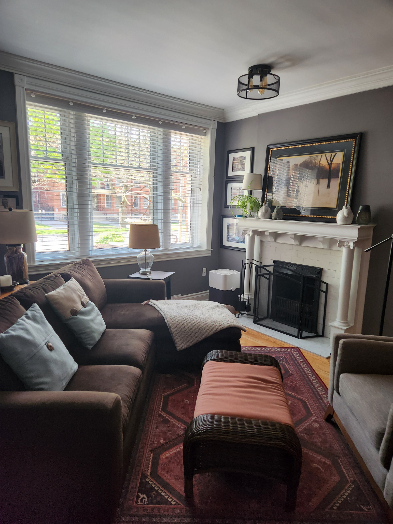 Wohnzimmer mit Blick auf die Straße