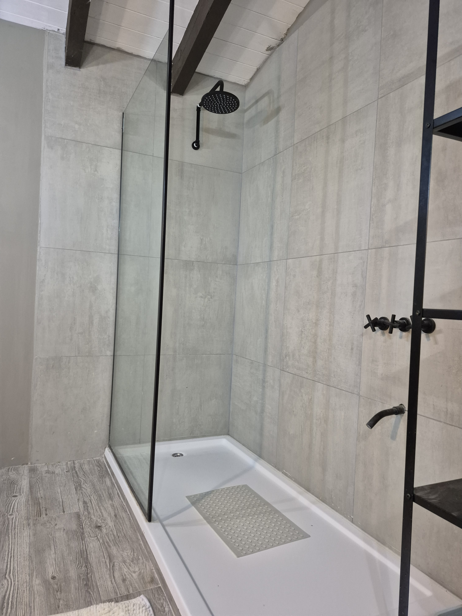 Chambre 4. À l’étage, salle de bain attenante
