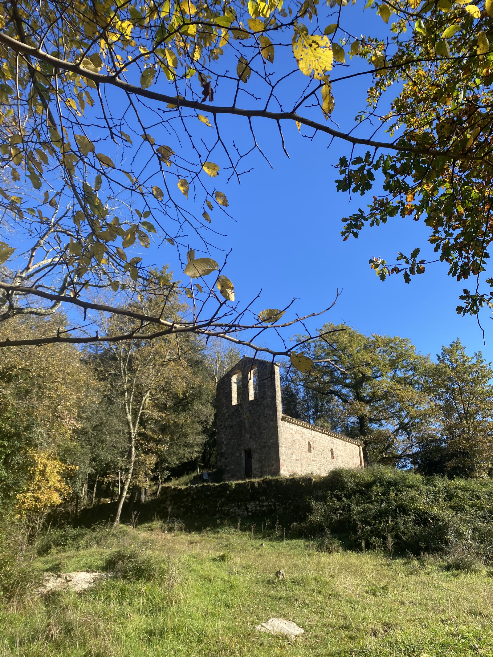 Cataluña, a medio camino del volcán, con una vista preciosa de Olot y sus colinas circundantes.