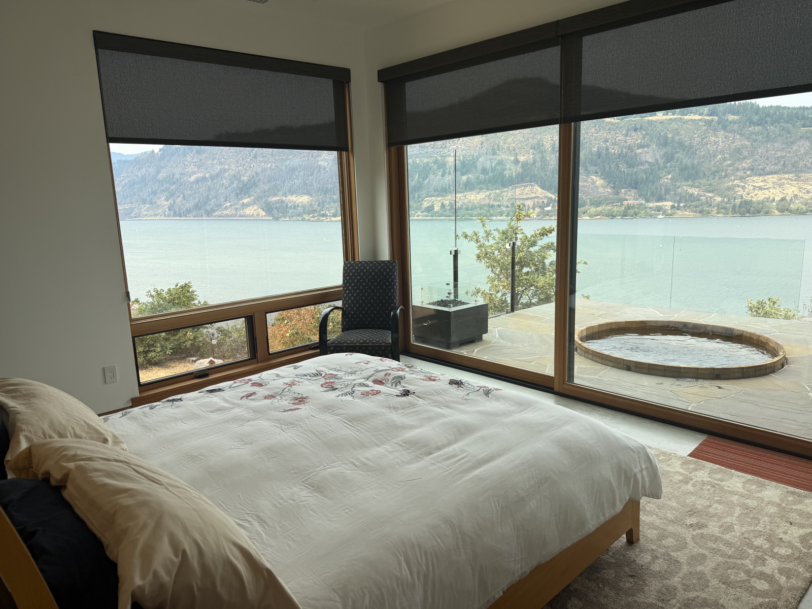 Dormitorio en el piso principal con cama King; Baño propio con amplia ducha.