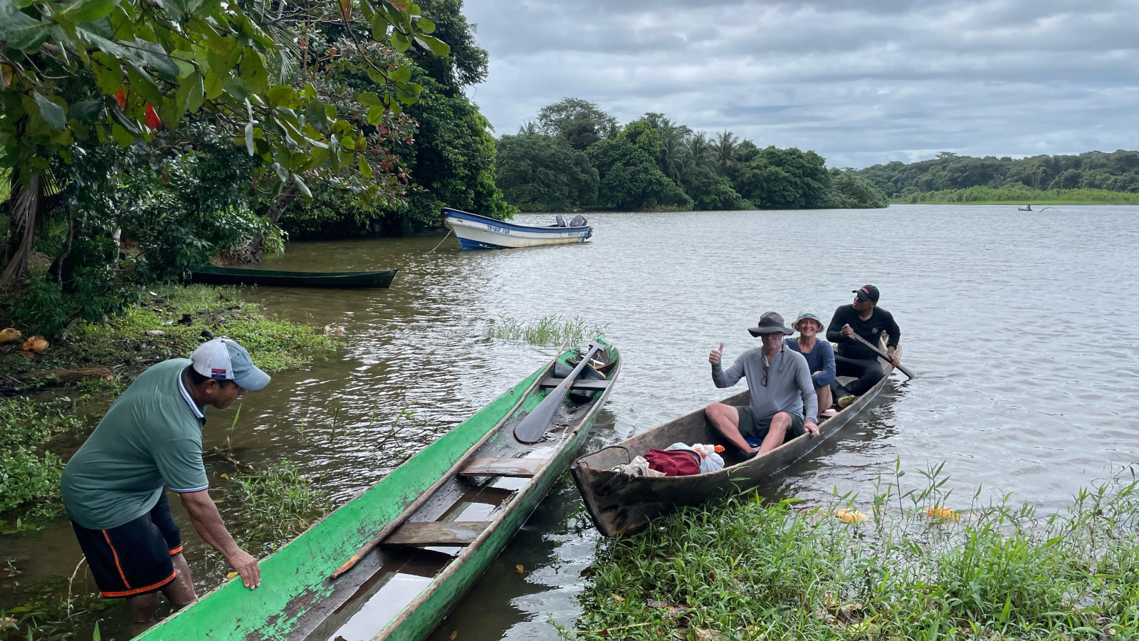 Le canoe scavate sono un ottimo modo per esplorare il fiume Calobevora