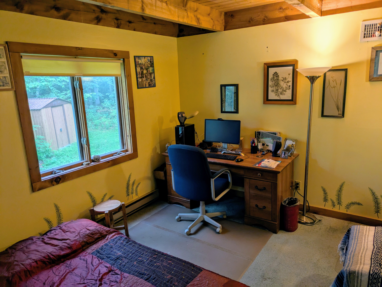 La seconda camera da letto ha anche una scrivania.