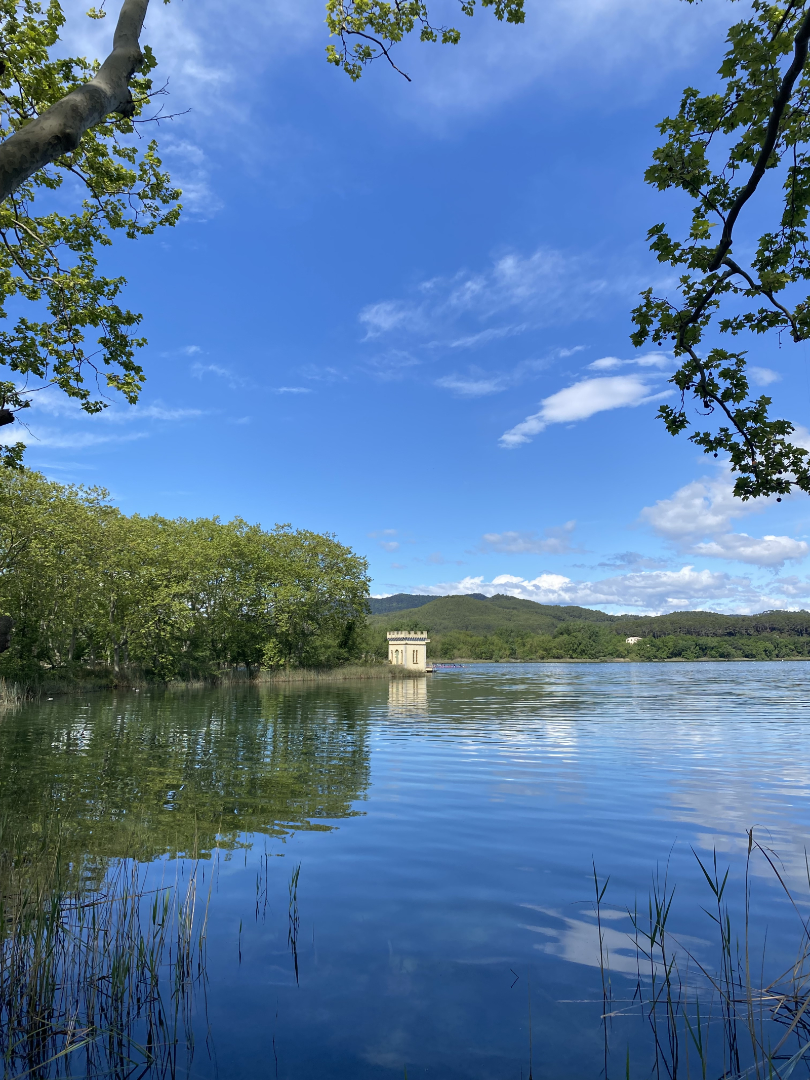 Cataluña, a medio camino del volcán, con una vista preciosa de Olot y sus colinas circundantes.