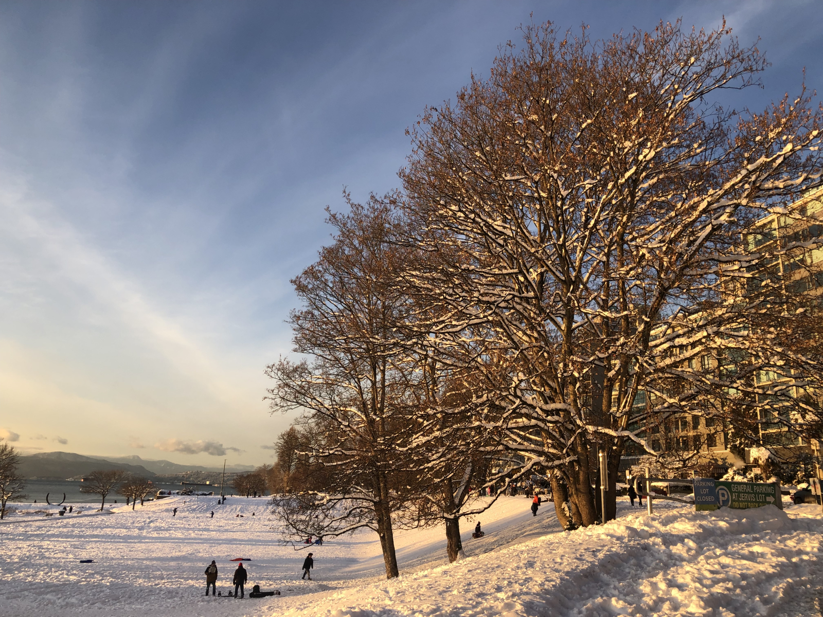 Sunset Beach Park, a 5 minutos a pie del condominio, también es hermoso en invierno.