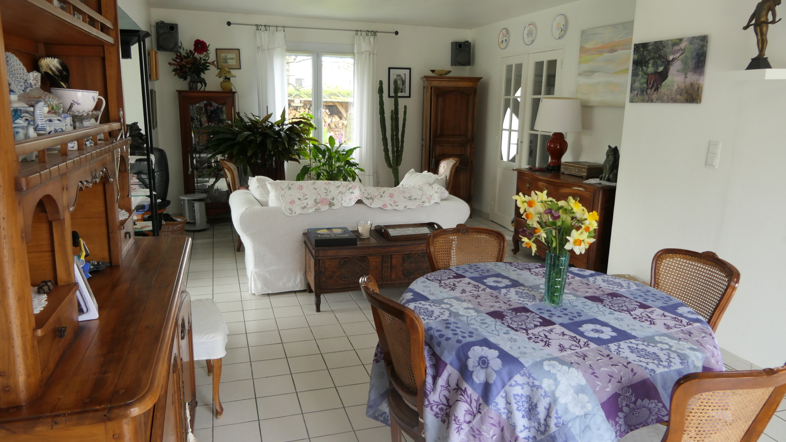 Main room, overview.