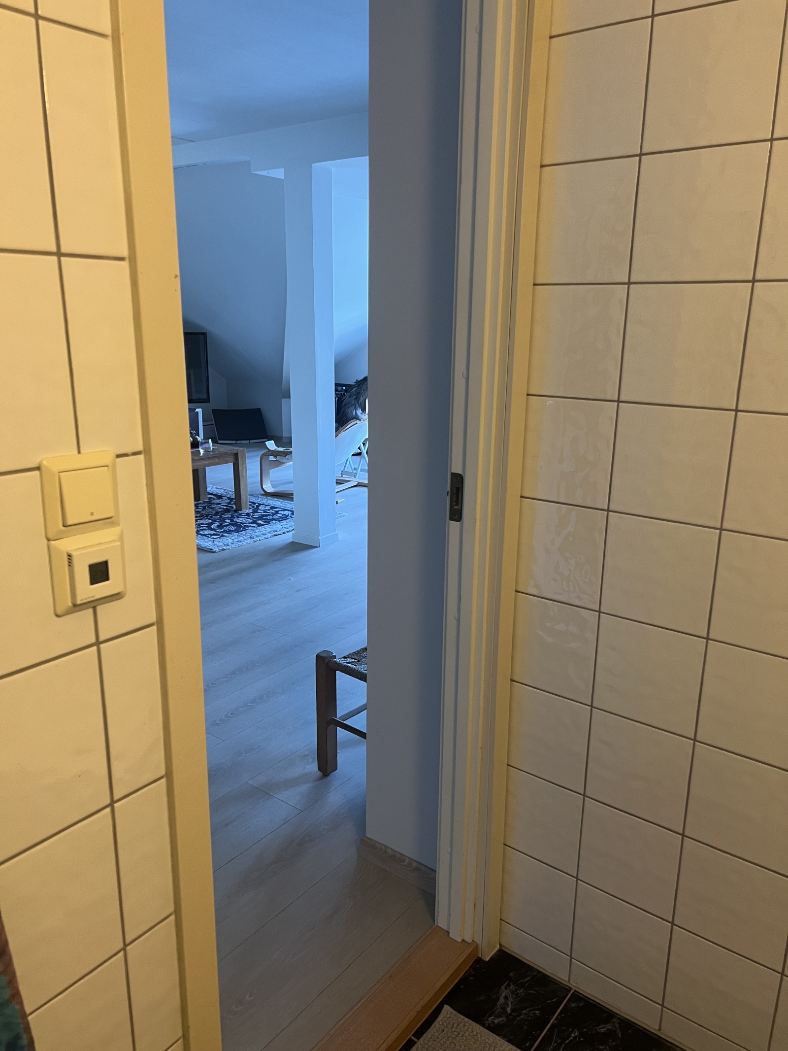 Penthouse mit Terrasse, Kai, Ruderboot auf der Finnøy.