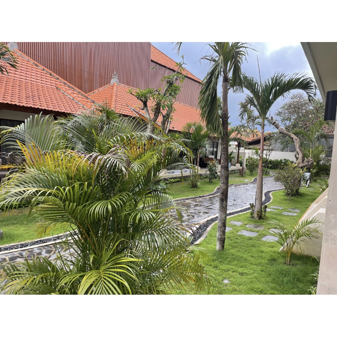 Nuestros jardines siguen siendo hermosos incluso en días lluviosos.