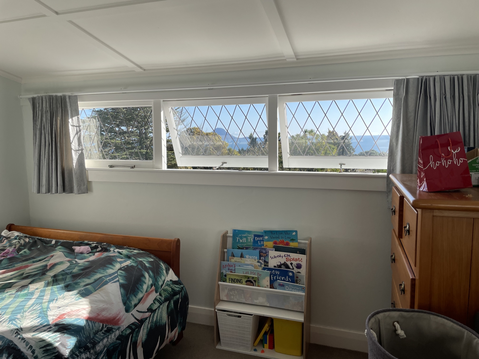 Sunny home… 4 minutes drive to New Zealand’s best Family Friendly Beach, with ocean views, native birds and a playground!
