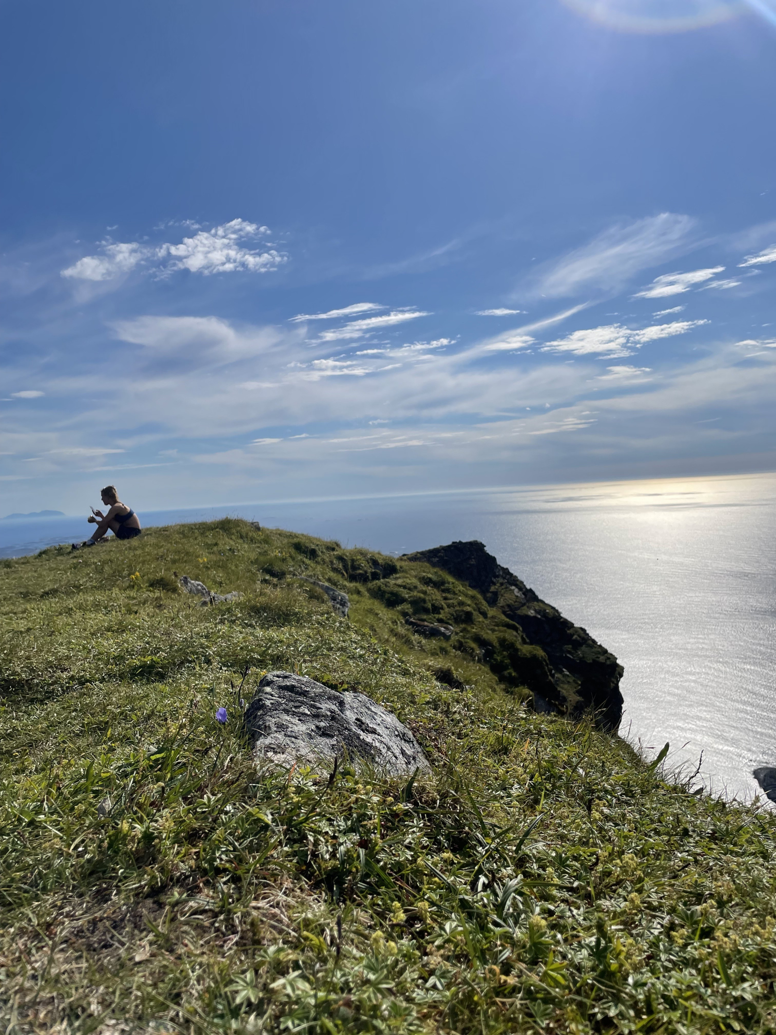 Vista do topo da montanha de 320 m na ilha de Lovund. Serviço de barco de Stokkvågen, a 1 hora de ca ...