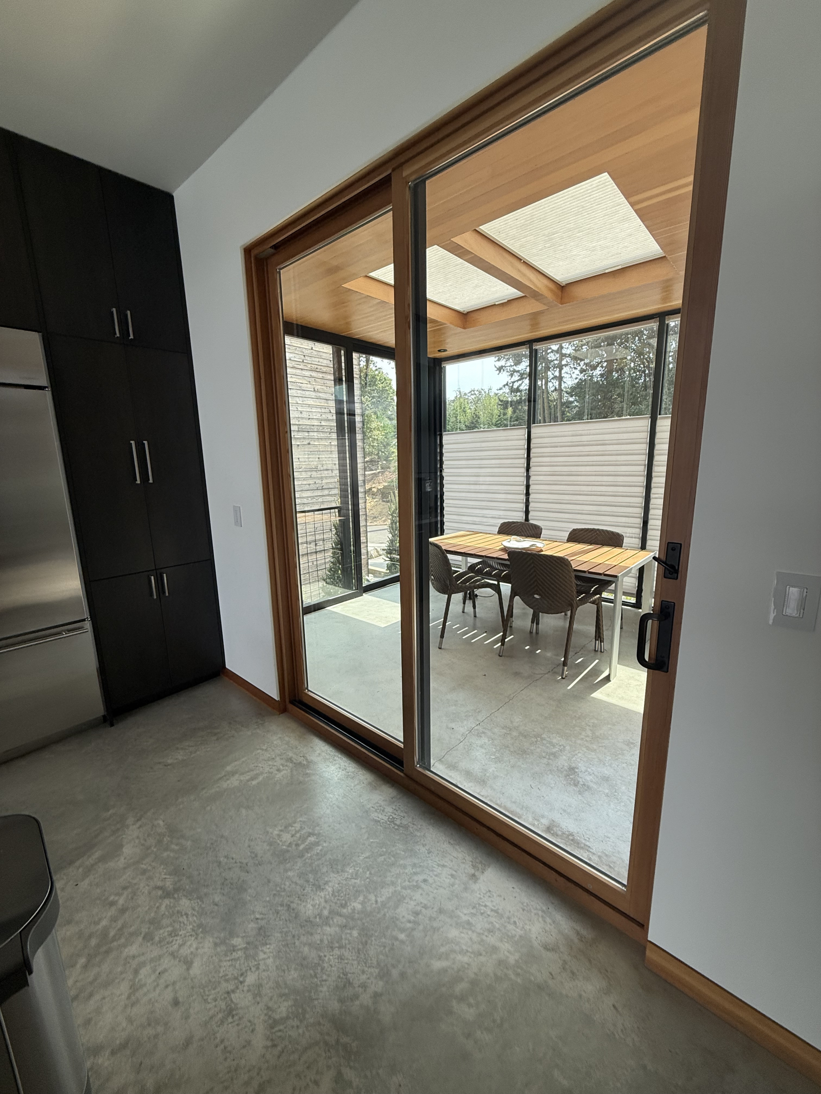 Terraza acristalada fuera de la cocina para un comedor adicional o un área de almacenamiento / prepa ...