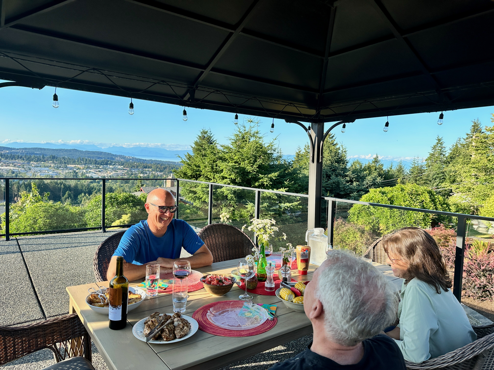 Godersi la cena con gli amici sul ponte.