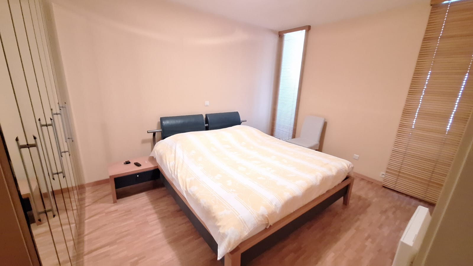 Dormitorio con cama doble