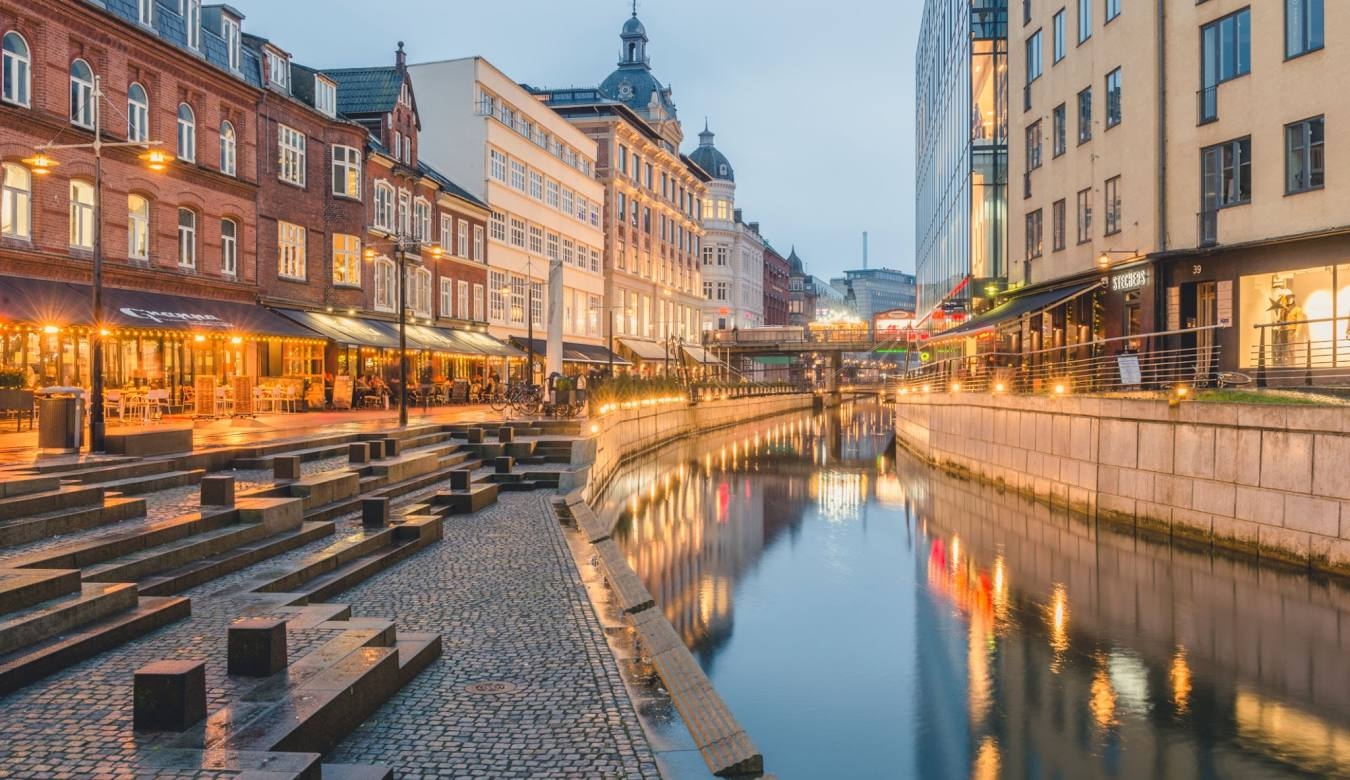 Aarhus 20. En coche le llevará al ferry, y en 45. min. se llega a Aarhus, la segunda ciudad más gran ...