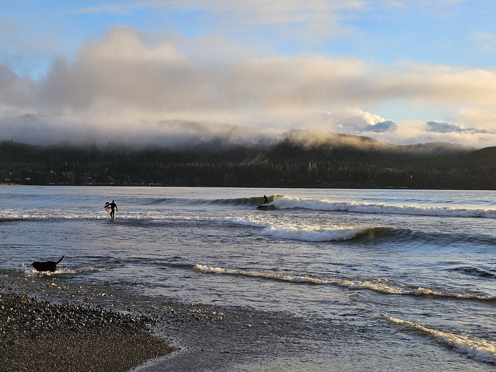 Mijn partner Rachael surft in Port Renfrew