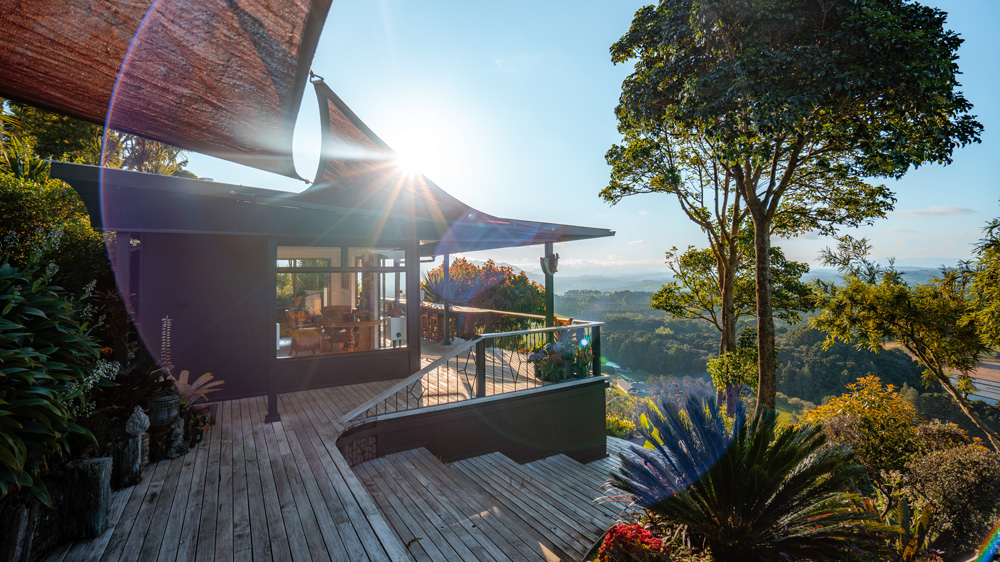 Vue vers la cabine de la cuisine. Grandes terrasses autour de la propriété.