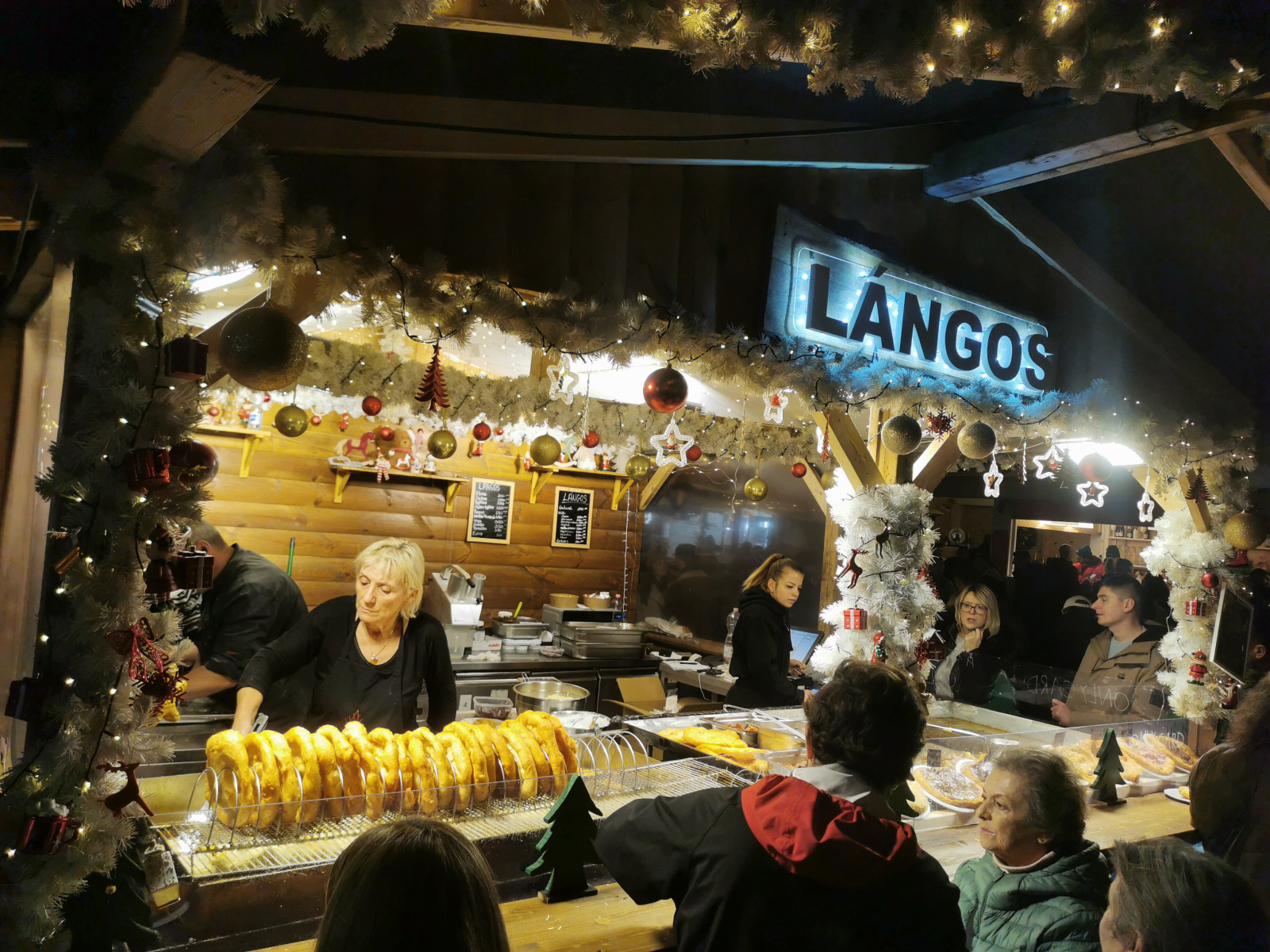 Les lángos sont un plat de rue hongrois populaire préparé à partir de pain plat frit, généralement garni d’ail, de crème aigre et de fromage.