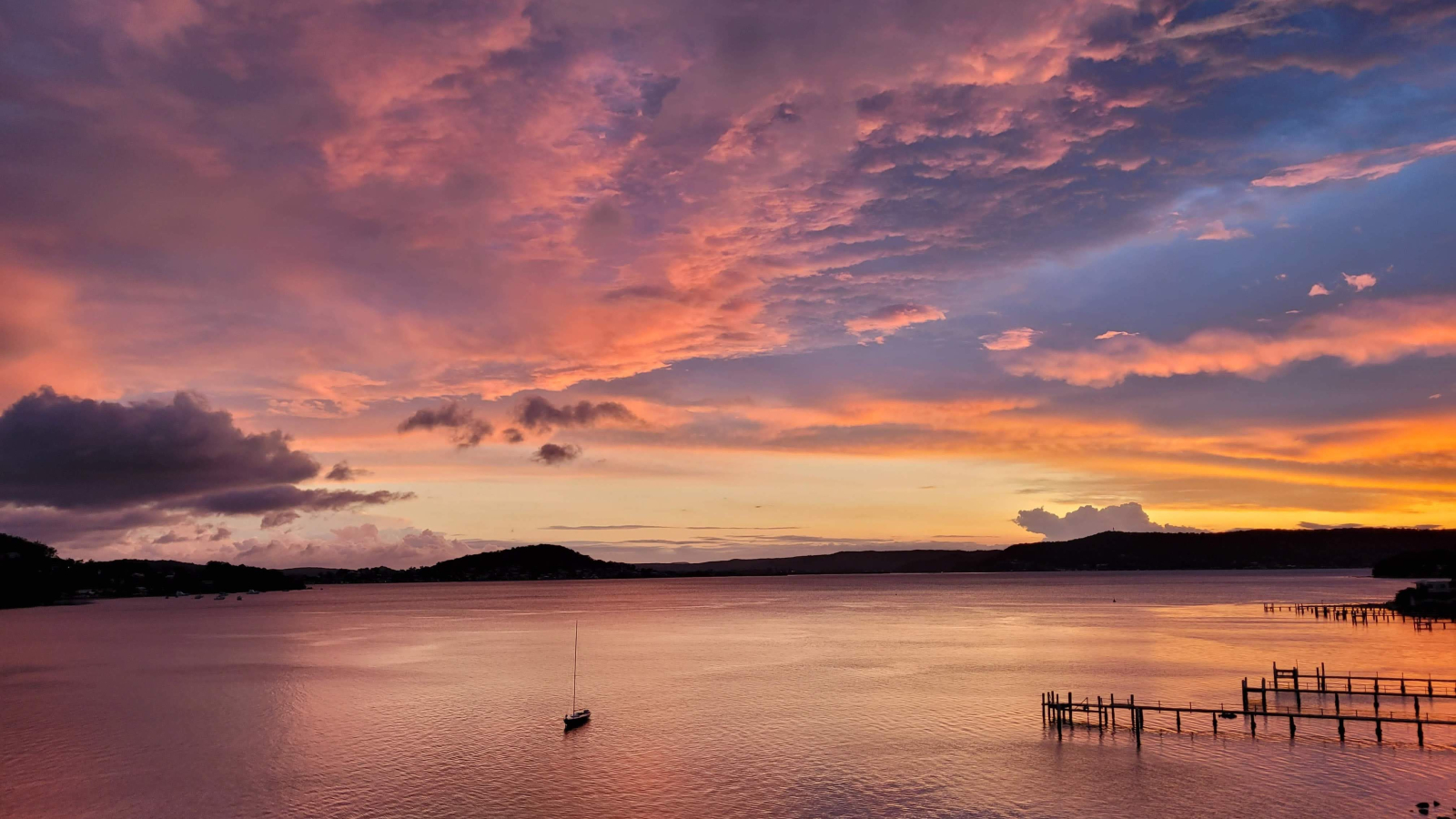 Esta foto es una puesta de sol real, tomada desde nuestra terraza en la azotea durante 2023.