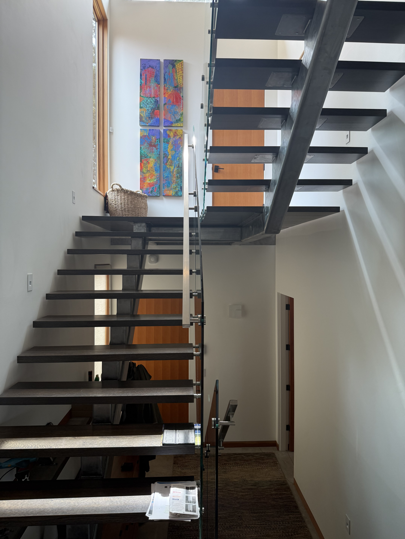 Escaleras al dormitorio de arriba, baños y oficina.