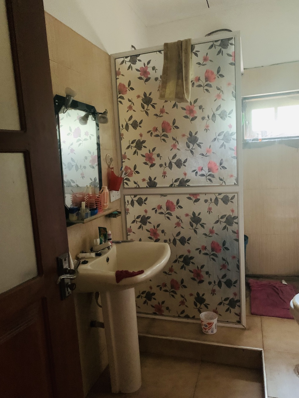 Em frente ao quarto fica o banheiro. Não há necessidade de uma caldeira para água quente. Tomo banho ...