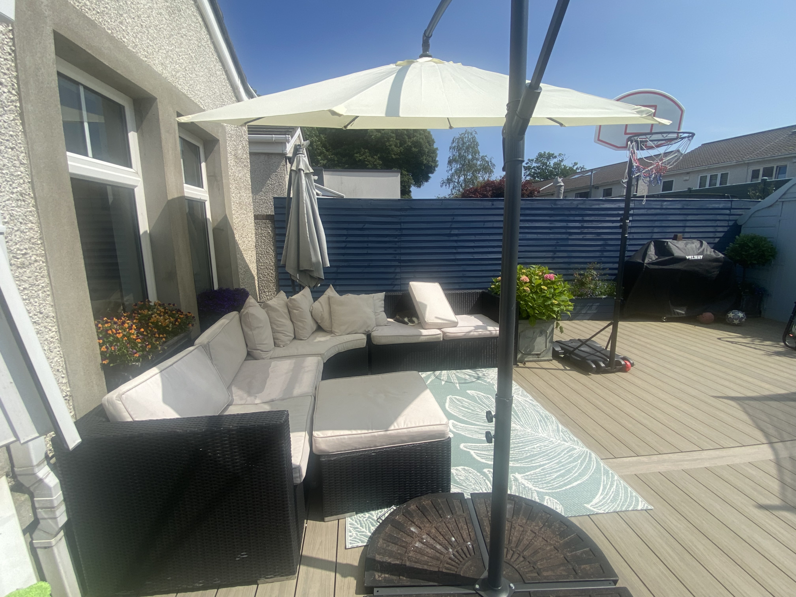 Jardim traseiro com churrasqueira a gás, terraço e cesta de basquete