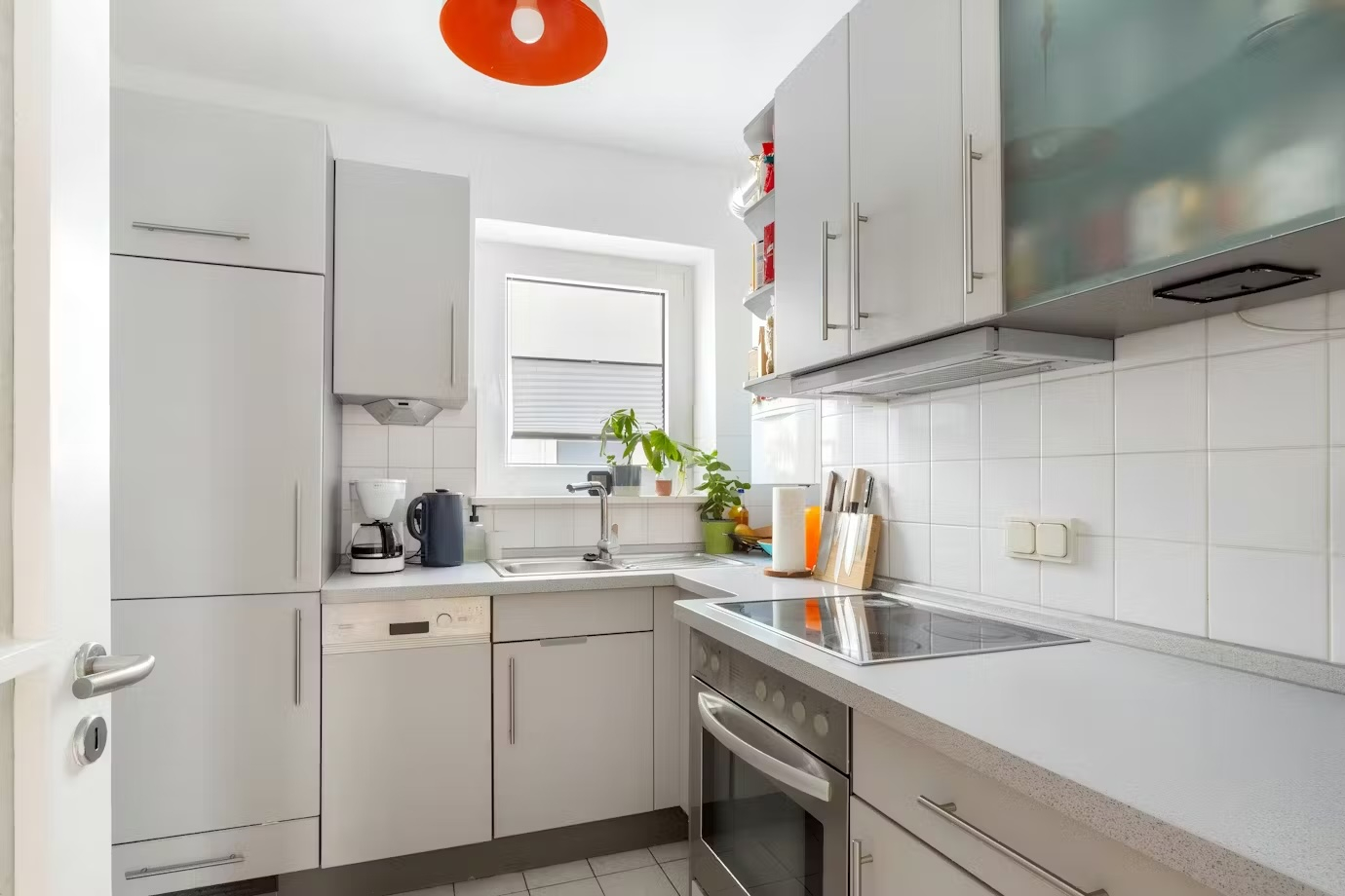 Unsere kleine, aber feine Küche mit allen Geräten: Kühlschrank, Kochfeld, Backofen, Geschirrspüler, ...