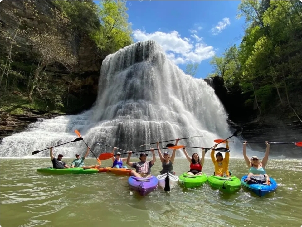 Kayak jusqu’au bas des chutes Burgess. Vous pouvez également faire une randonnée jusqu’au sommet. Bu ...