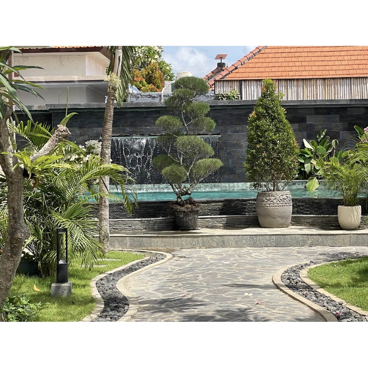 Camino sinuoso frente a Bali Ananda que conduce a nuestra hermosa piscina.