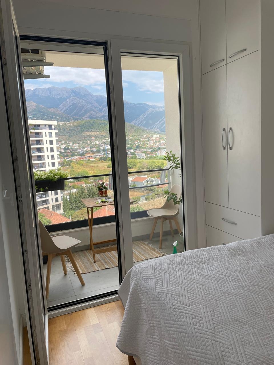 Cozy apartment with a mountain view.