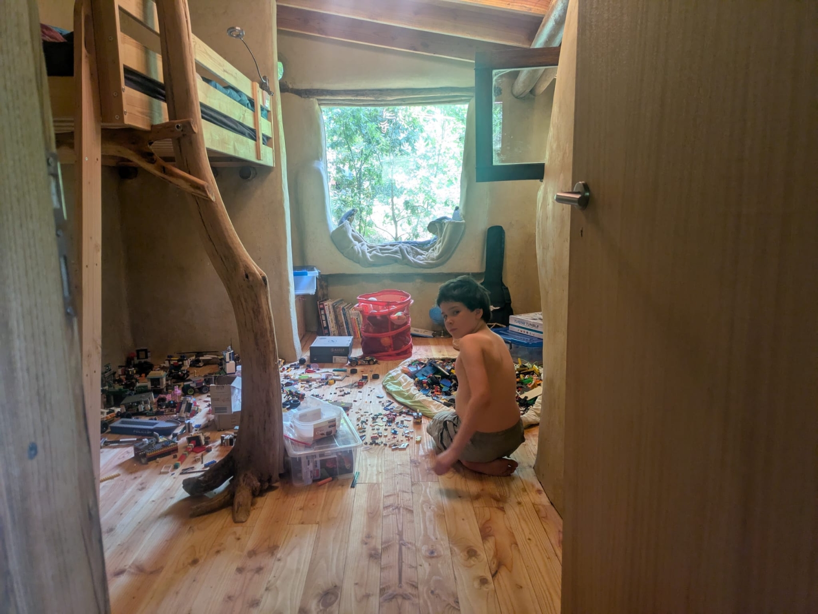 Eco-huis genesteld tussen de bomen