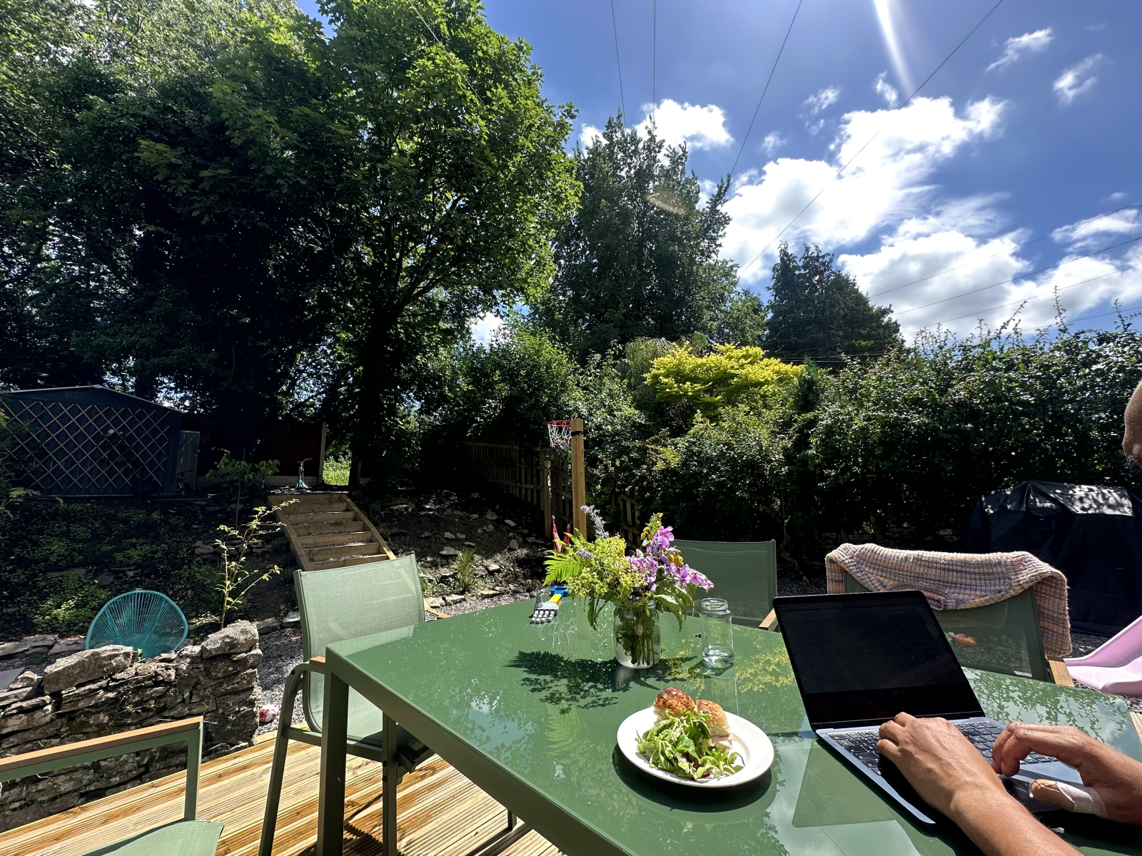 Jardim arborizado que leva a um antigo caminho de reboque do canal; agora uma trilha pública e ciclo ...