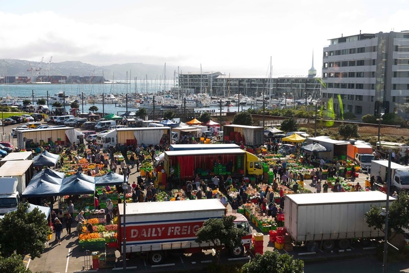 De waterkant van Wellington en de markt aan de haven op zondagochtend.