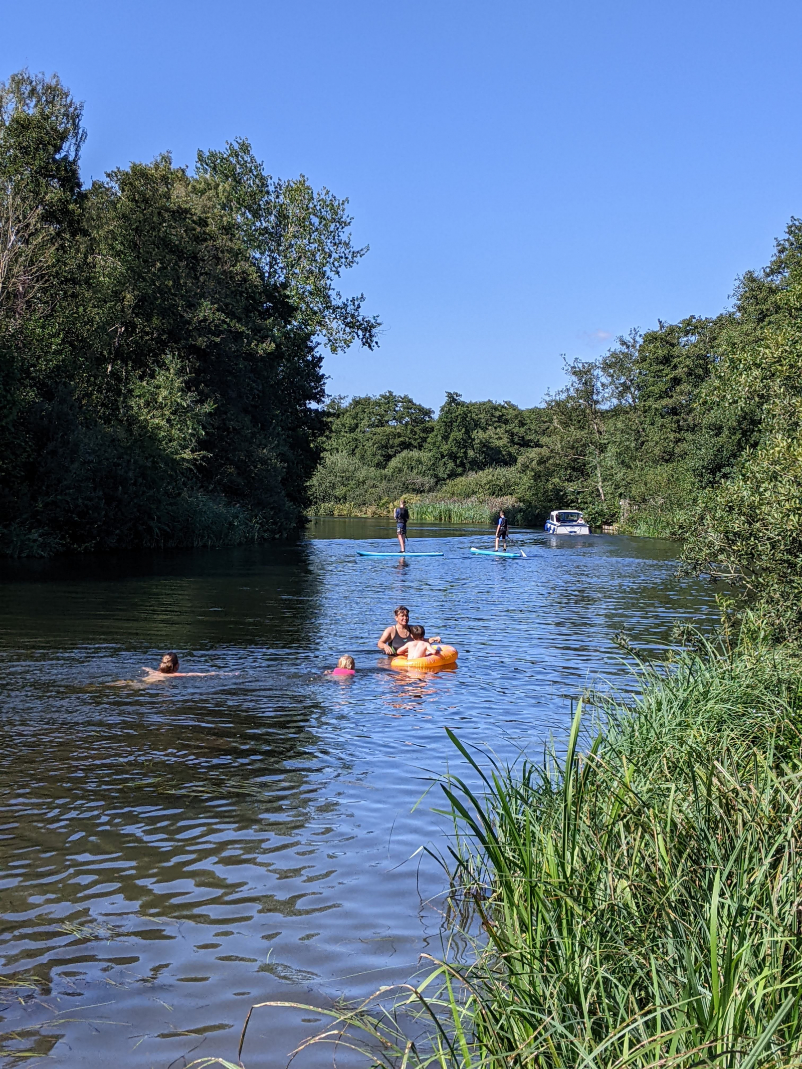 Leuke en veilige zwemplek voor kinderen. Rivier Bure, op 15 minuten rijden van ons.