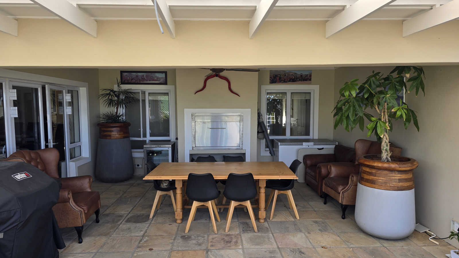 Patio with built-in braai and seperate gas barbeque