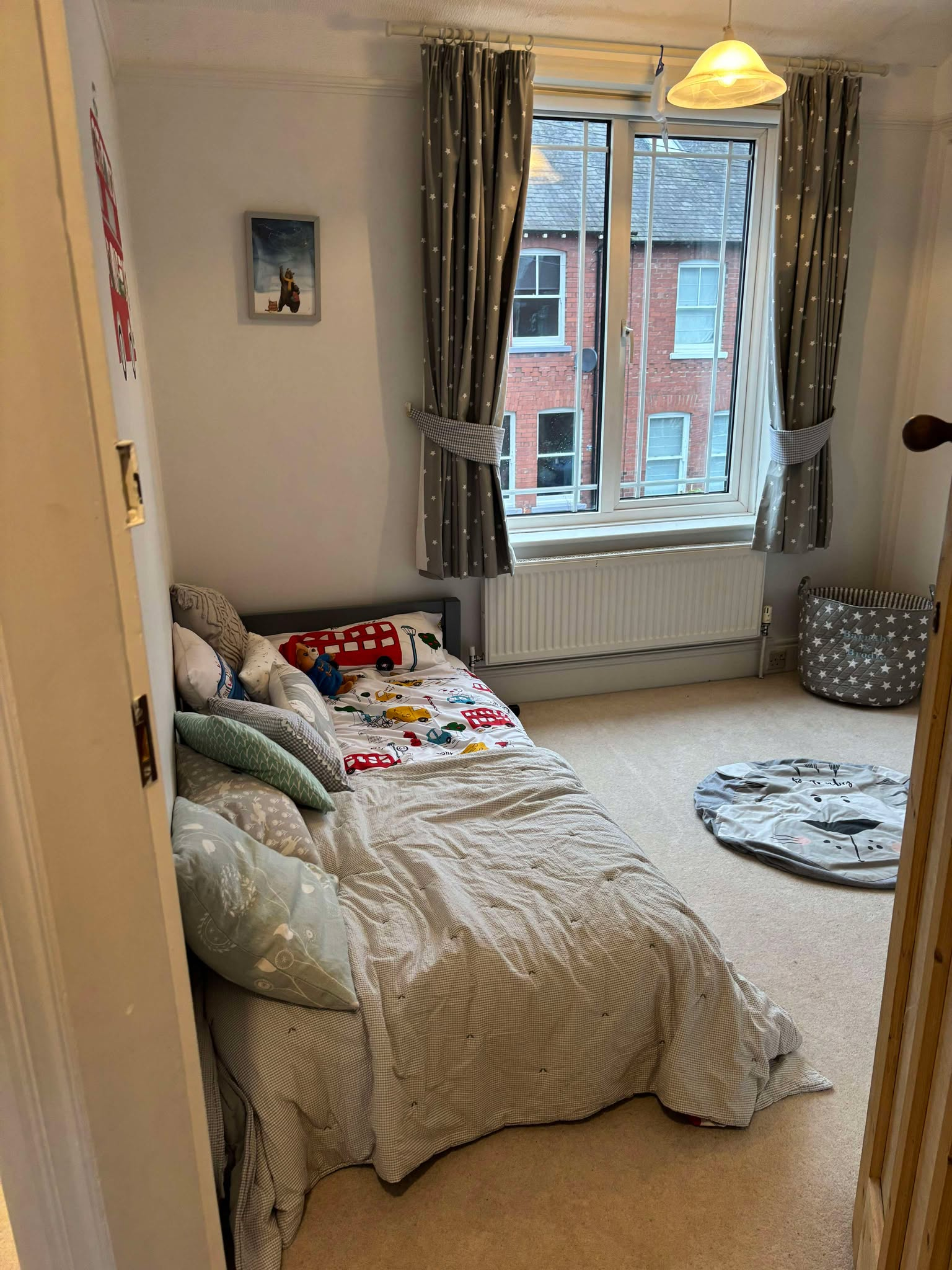 Schlafzimmer 2 im Obergeschoss (mein älterer Sohn) mit Einzelbett auf dem Boden